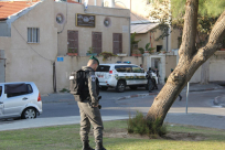 بعد هدم معرشات مقبرة طاسو - دورية شرطة تحرس المعهد الديني وسط حي الجبلية بيافا 